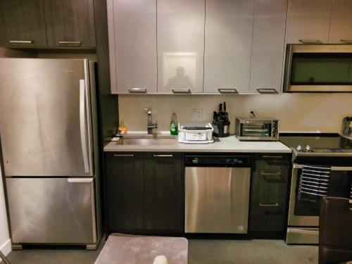 YYC Furnished 1 Bedroom In East Village By Signature Suites Ltd المظهر الخارجي الصورة