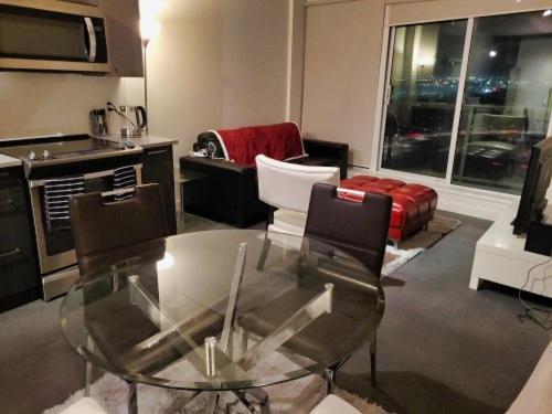 YYC Furnished 1 Bedroom In East Village By Signature Suites Ltd المظهر الخارجي الصورة
