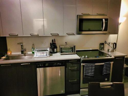 YYC Furnished 1 Bedroom In East Village By Signature Suites Ltd المظهر الخارجي الصورة