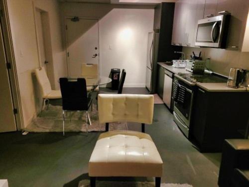 YYC Furnished 1 Bedroom In East Village By Signature Suites Ltd المظهر الخارجي الصورة
